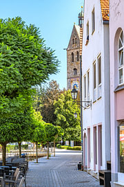 Blick durch die Altstadt auf den Turm von St. Martin in Memmingen