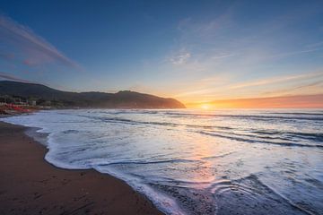 Golven op het strand van Baratti bij zonsondergang. Toscane, Italië van Stefano Orazzini