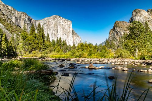 The nature park is known for the Yosemite Valley, a valley created by glaciers with granite rock wal