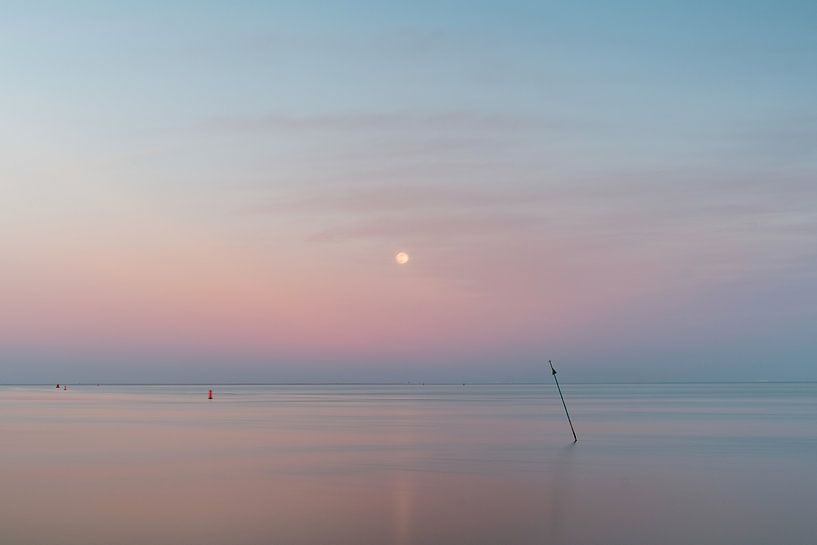 Maan boven de zee by HANS VAN DAM