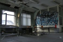 Street art in een oud vervallen kantoor by Melvin Meijer
