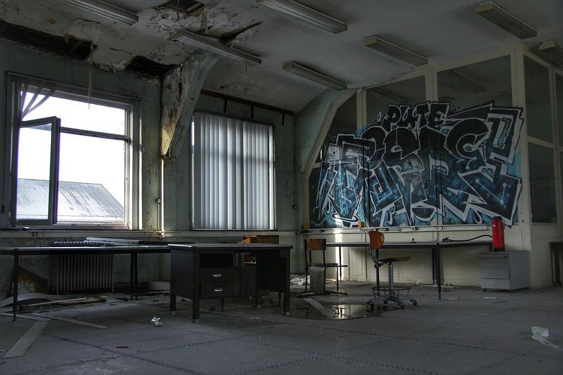 Street art in een oud vervallen kantoor by Melvin Meijer