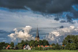 Die friesische Stadt Workum mit ihrer im Abendlicht erkennbaren Turmspitze von Harrie Muis