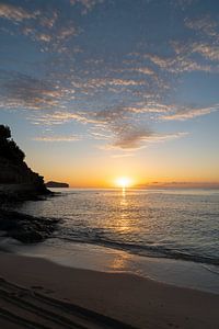 Goldener Sonnenaufgang über dem Mittelmeer