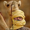 Désert du Sahara. Homme touareg avec un chameau. Portrait. sur Frans Lemmens