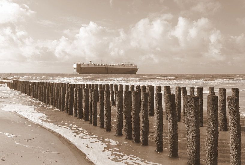 Schiff vom Strand von Zoutelande aus gesehen in Sepia. von Jose Lok