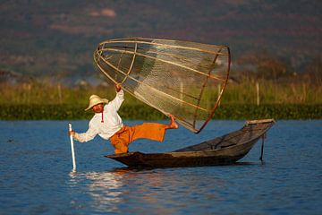 De vissers van Inle Lake in Myanmar van Roland Brack