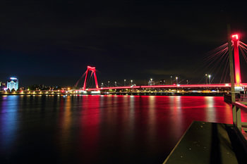 "Willemsbridge und White House bei Nacht.