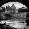 Onder de brug, Rome, Italië van Bertil van Beek