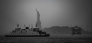 vrijheidsbeeld new york in de mist van ticus media