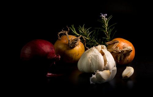 Stilleben von Knoblauch und Rosmarin