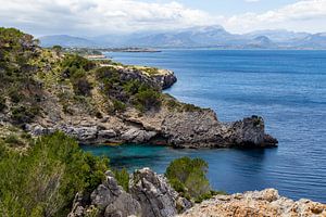 Ses Caletes baai in het noordoosten van Mallorca van Reiner Conrad