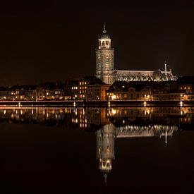 Deventer aan de IJssel bij nacht reflectie van Roy Kerkdijk