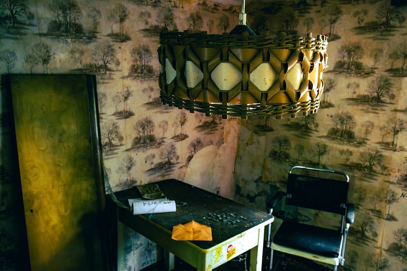 Une pièce abandonnée avec une lampe vintage et un fauteuil roulant - Histoires oubliées dans un lieu perdu par Infinite Decay