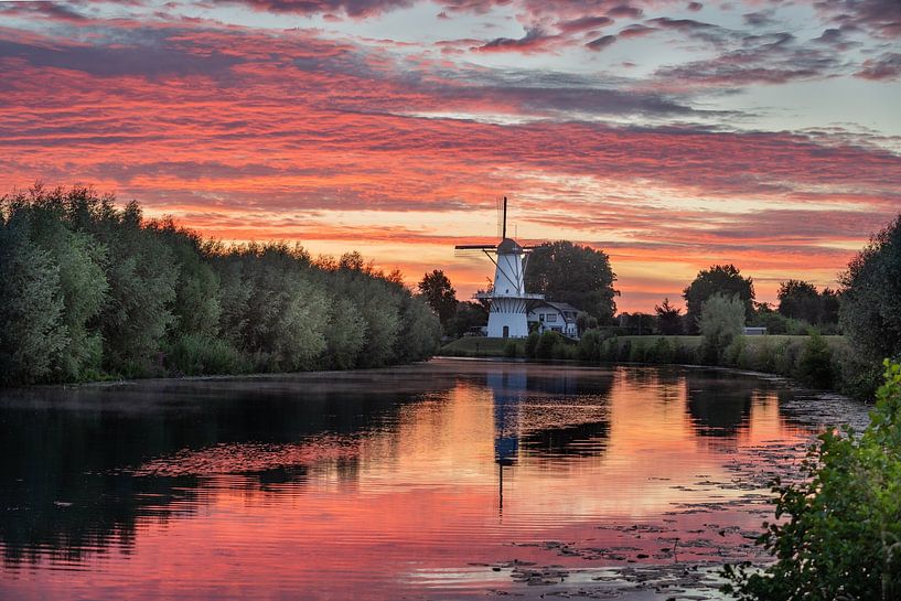 Schilderachtige zonsopkomst bij molen de Vlinder van Chris Biesheuvel I  Dream Scapes