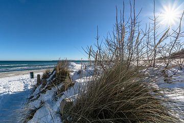 Winter: Sneeuw op het strand in Juliusruh op het eiland Rügen