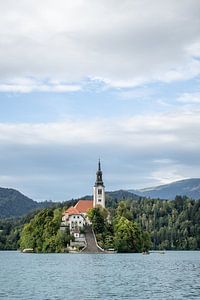 Blick auf die berühmte Kirche am Bleder See in Slowenien