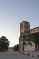 Stiller Abend in einer alten provenzalischen Kirche