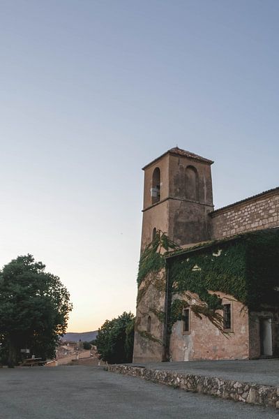 Rustige avond bij een oude Provençaalse kerk van Dixy Kracht