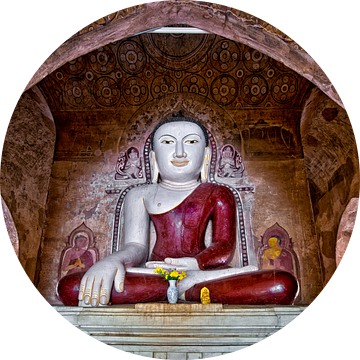 Zittende boeddha in tempelcomplex Bagan Birma Myanmar. van Ron van der Stappen