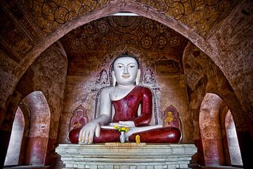 Zittende boeddha in tempelcomplex Bagan Birma Myanmar.