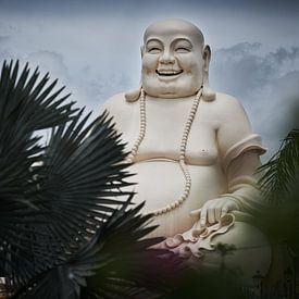 vrolijke reuzen boeddha in Vietnam van Karel Ham