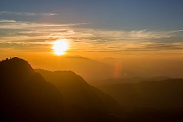 Zonsopkomtst op Java van Stephanie de Geus