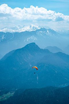 Gleitschirmflieger über den Berchtesgadener von Leo Schindzielorz