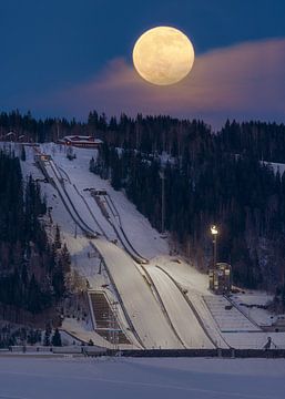 Winter met volle maan over de springschansen in Lillehammer, Noorwegen van Adelheid Smitt