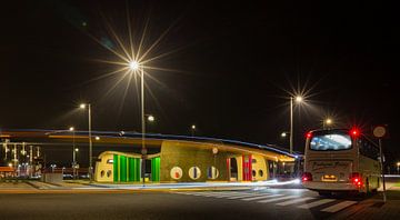Transferium Hoogkerk met lichtspoor van een bus van Arline Photography