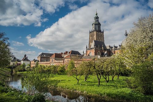 Walburgiskerk en stadsmuur in Zutphen