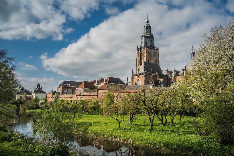 Walburgiskerk en stadsmuur in Zutphen van Gerrit Veldman