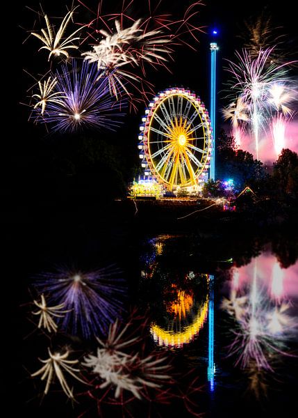Feux d'artifice au-dessus d'une fête populaire par ManfredFotos
