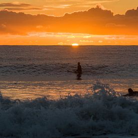 Surfen bei Sonnenaufgang von Jim De Sitter