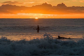 Surfen bij zonsopkomst