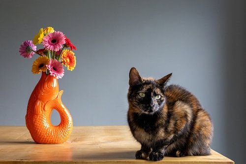 Katze mit Blumenvase von Lyssanne Ponsteen-Willems