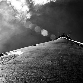 zwart wit onderaanzicht vuurtoren schier abstract lighthouse van Groothuizen Foto Art