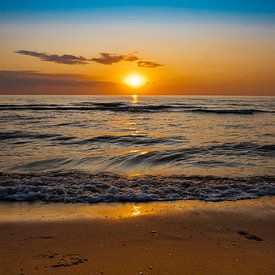 Magnifique coucher de soleil coloré sur la plage sur Eigenwijze Fotografie
