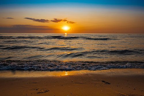 Mooie kleurrijke zonsondergang op het strand