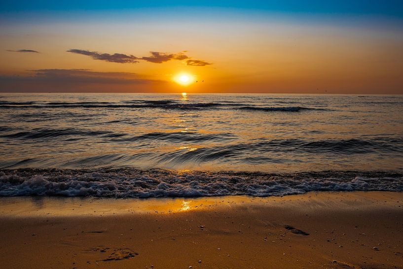 Schöner bunter Sonnenuntergang am Strand von Eigenwijze Fotografie