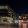 Die Neue Bibliothek in Almere am Abend von Reinder Tasma