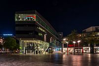 De Nieuwe bibliotheek in Almere-Stand in de avond