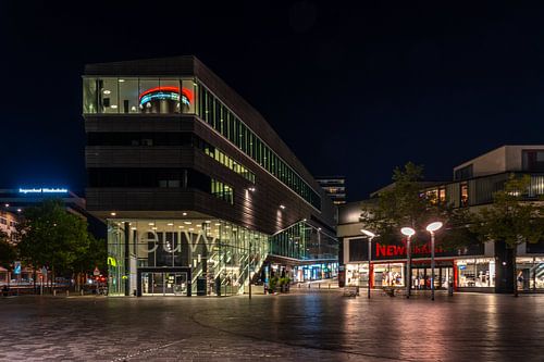 Die Neue Bibliothek in Almere am Abend von Reinder Tasma