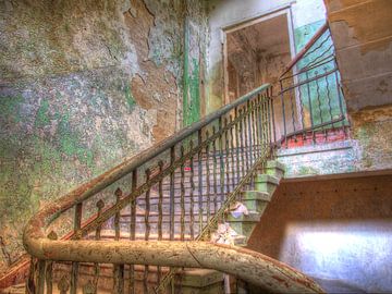 Treppenhaus in einem alten, verlassenen Gebäude von Tineke Visscher