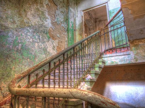 Cage d'escalier dans un ancien bâtiment abandonné