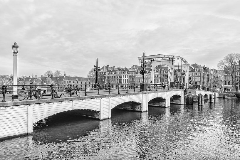 Zijaanzicht  van de Magere Brug in Amsterdam. van Don Fonzarelli
