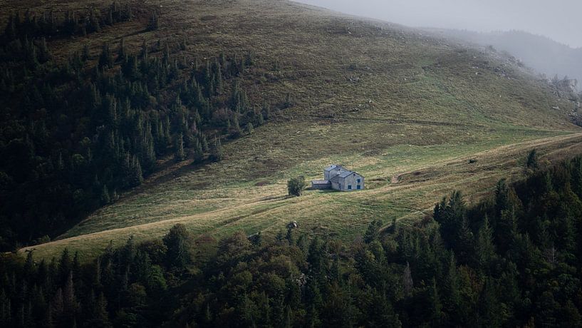 Refuge solitaire dans les montagnes par Studio Aspects