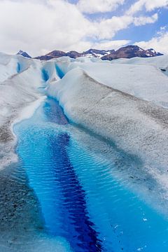Wandelen over de ruige Perito Moreno gletsjer in Argentinië van Shanti Hesse