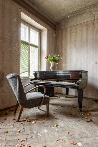 Verlaten piano in een verlaten huis