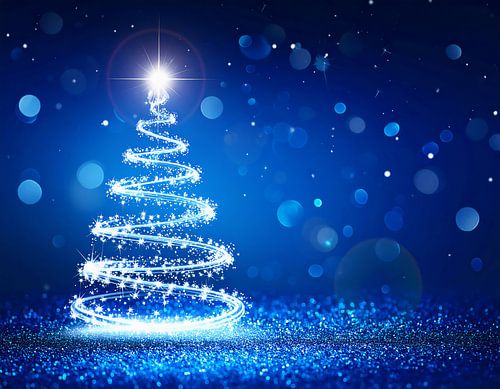 Kerstboom tegen een blauwe achtergrond